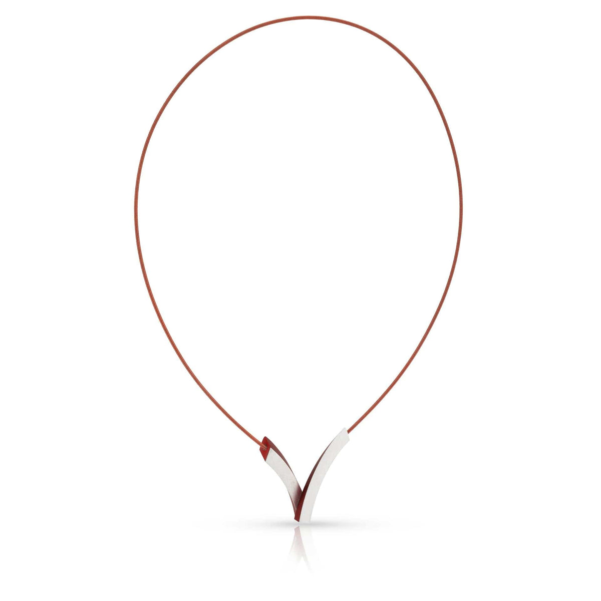 Collier en cuir rouge avec un pendentif en forme de V en métal argenté.
