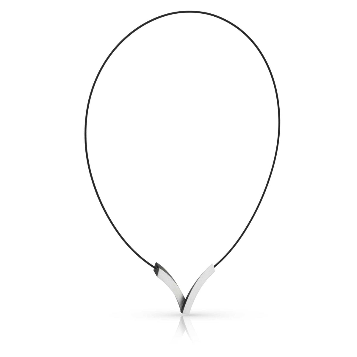 Collier noir avec des arcs en V superposés en métal argenté.