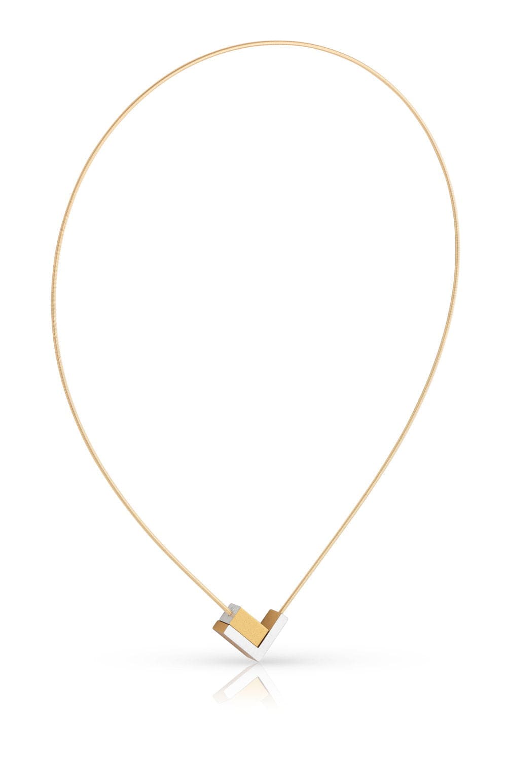 De Collier V-tje met en rechthoekje Goud|Geel C256G van CLIC Creations is een minimalistische gouden ketting met een moderne, geometrische hanger met een vleugje zilver, bevestigd aan een dunne ketting. Het bevat een ingetogen magnetische sluiting en is geplaatst op een effen witte achtergrond.