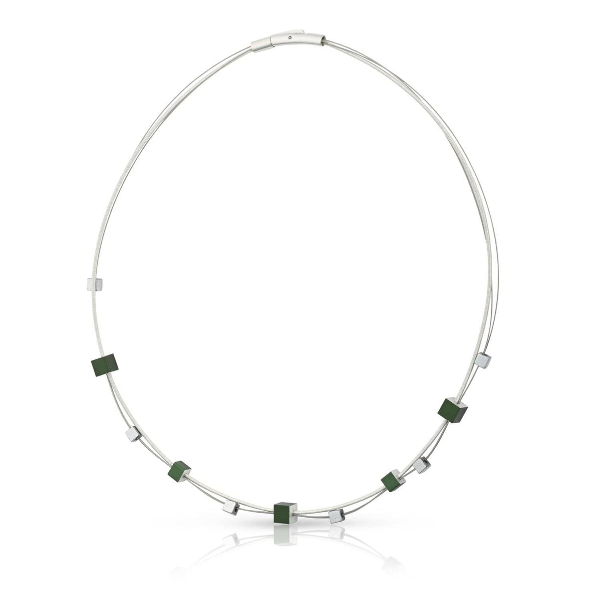 Collier en argent avec des cubes verts et des éléments en métal, forme ronde.