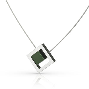 Collier en argent avec pendentif en forme de cube vert et carré.