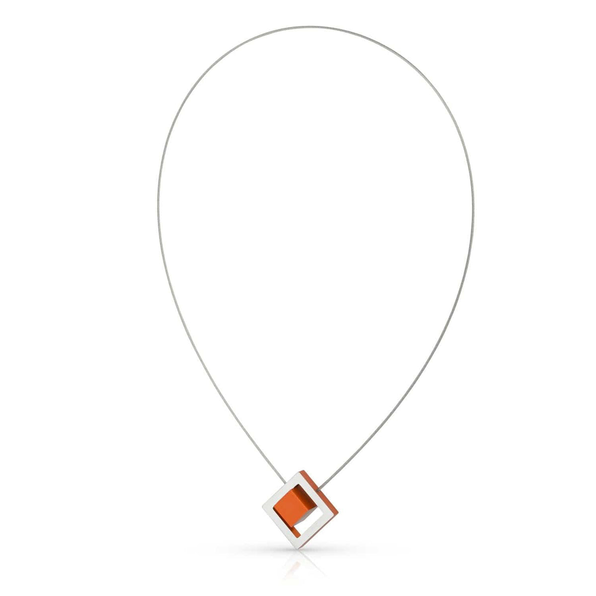 Collier en métal argenté avec pendentif carré orange.
