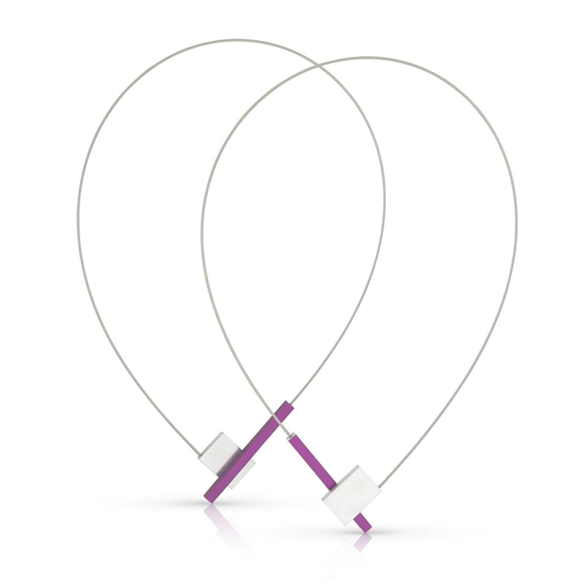 Collier en V avec un barreau en métal argenté et une touche de couleur violette.