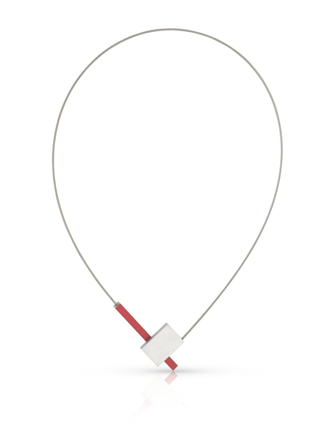 Collier en V avec un barreau rouge et un pendentif carré en métal.