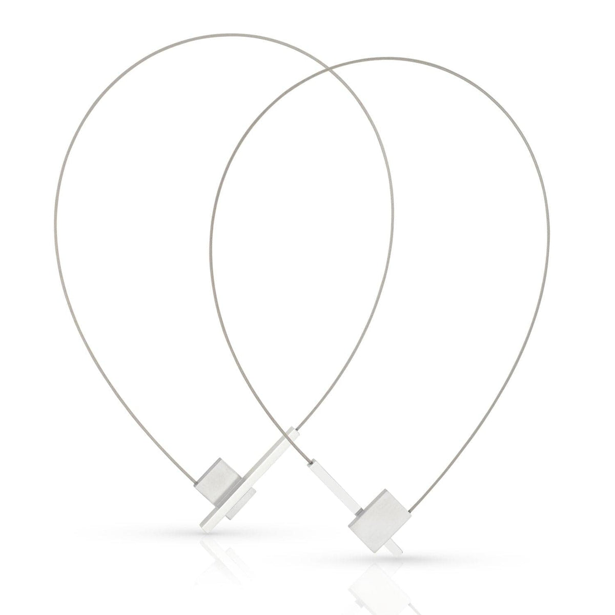 Collier en V avec un barreau en métal argenté.