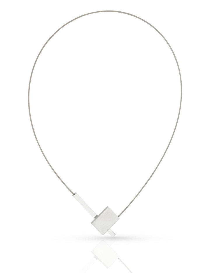 Ontdek de Collier V-vorm met staafje C261 van CLIC Creations, een handgemaakte zilveren ketting uit Nederland met een uniek minimalistisch ontwerp met een dunne, stijve lus en geometrische, kruisende vormen die eenvoudige elegantie uitstralen.