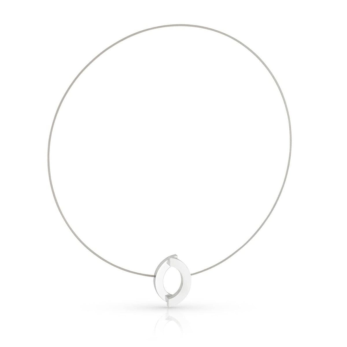 Collier en argent avec un pendentif en forme de boucle.