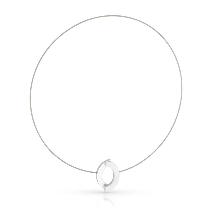 De Collier Boogjes C262 van CLIC Creations is een minimalistische zilveren ketting met een strak design, bestaande uit een dunne draad en een open cirkelvormige hanger met een klein verticaal staafje. De ketting is handgemaakt in Nederland en heeft een effen witte achtergrond voor een moderne look.