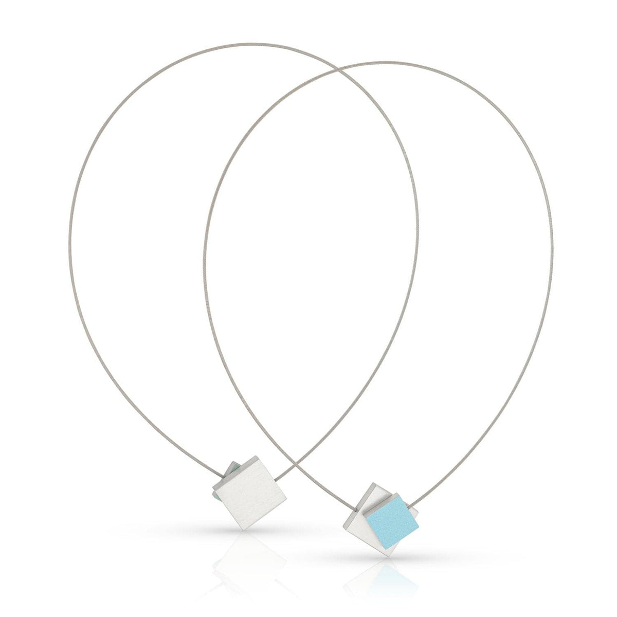 Collier en métal avec un pendentif carré argenté et un carré coloré bleu.