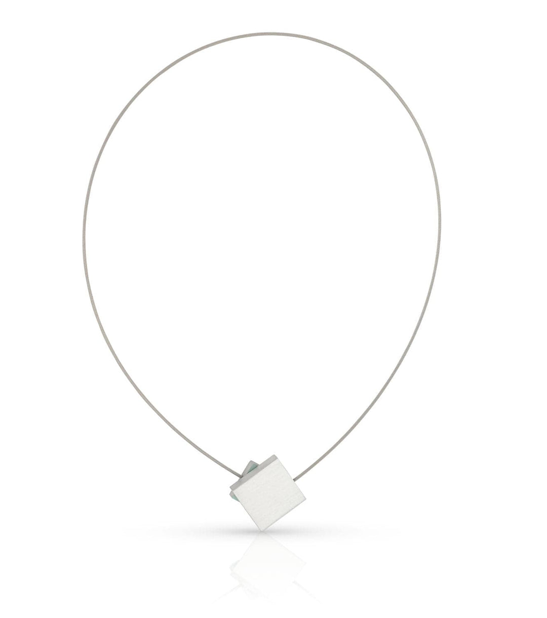 De CLIC Creations Collier Vierkant met gekleurd vierkant C263B is een minimalistische zilveren ketting met een dunne draad en een geometrische vierkante hanger, met strakke lijnen en een moderne uitstraling, beveiligd door een discrete magnetische sluiting.