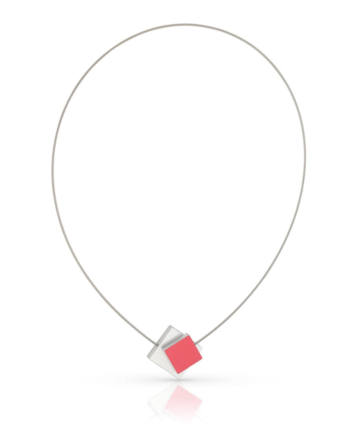 Collier en métal argenté avec un pendentif carré coloré rouge et argenté.
