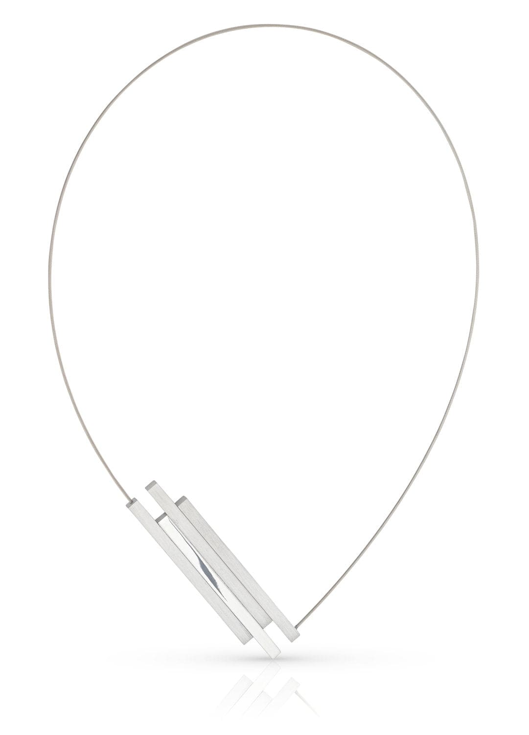 Collier en argent avec un pendentif rectangulaire et une finition lisse.