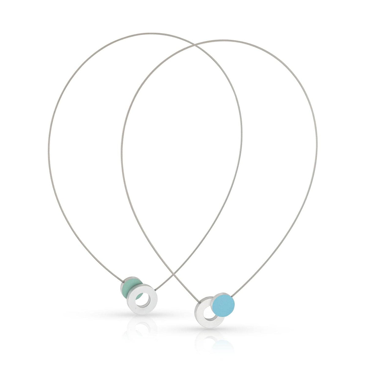 Collier en argent avec un cercle coloré et une bague en métal, design minimaliste.