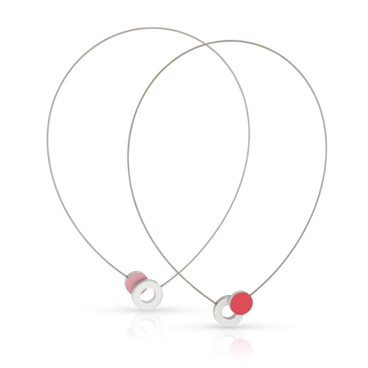 Collier en argent avec un rond coloré et une bague assortie, design moderne.