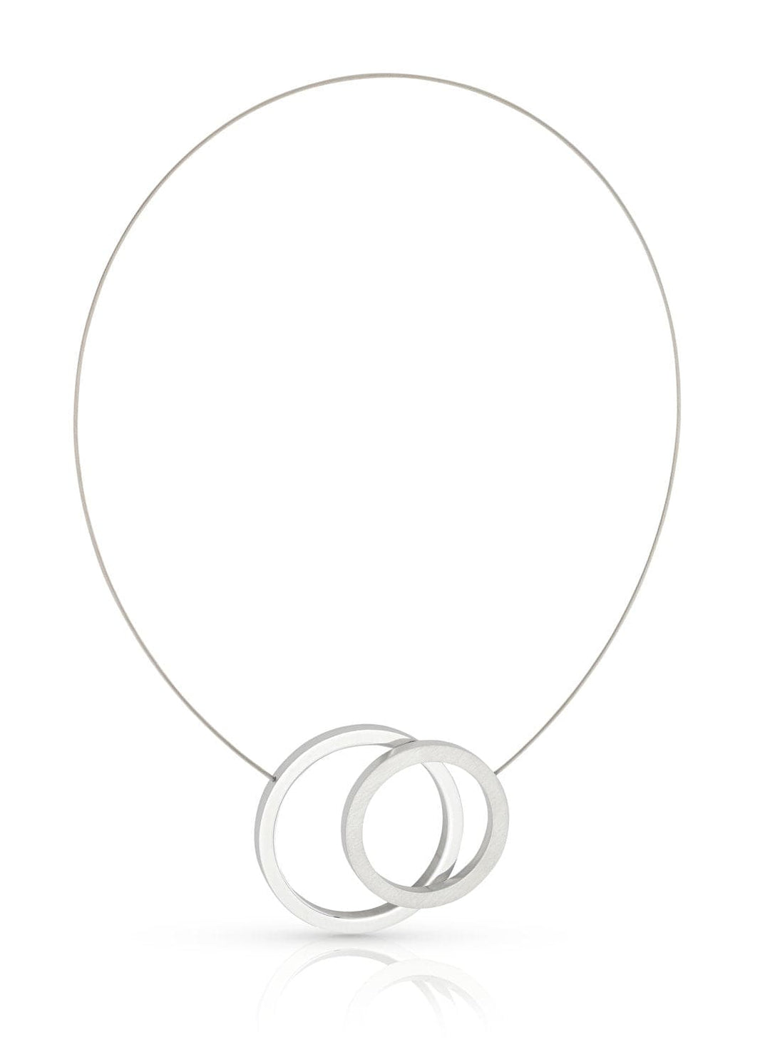Ontdek het unieke design van de Collier grote ringen C267 van CLIC Creations, met twee in elkaar grijpende holle cirkels als hanger. Deze elegante, glanzende metalen ketting is moeiteloos vast te zetten met een magnetische sluiting.