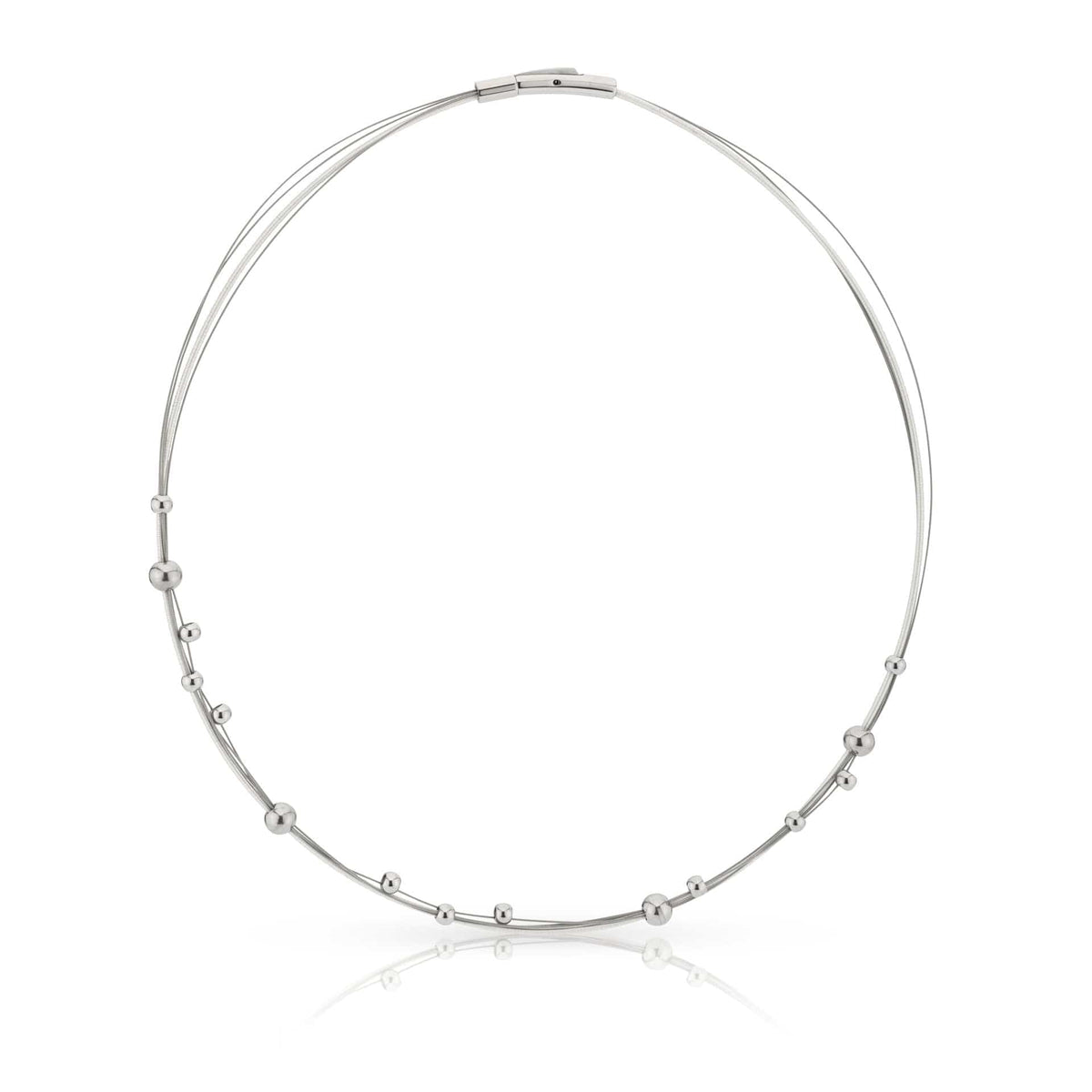 Collier en argent avec des petites billes, design simple et ludique.