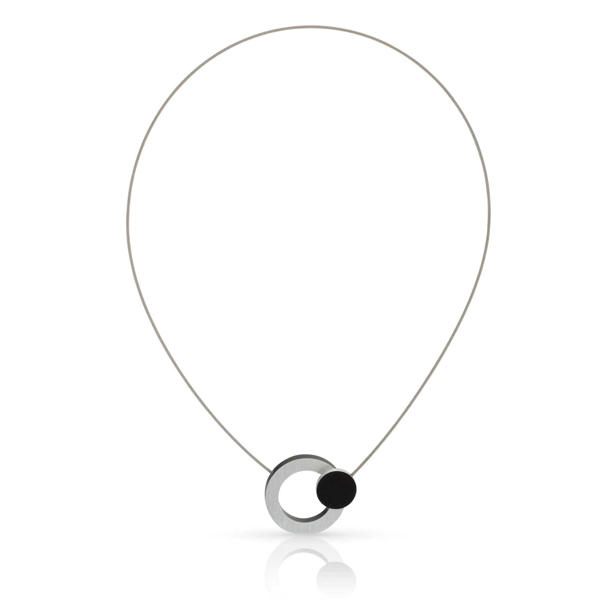 Collier argenté avec un pendentif circulaire et un rond noir.