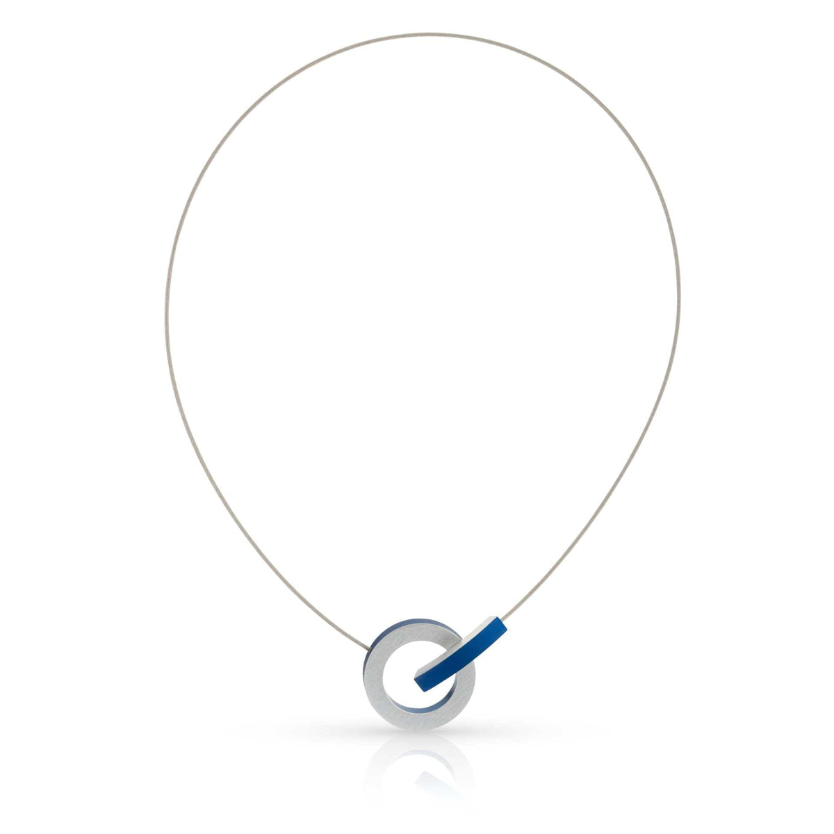 Collier en métal argenté avec un pendentif circulaire et un arc coloré bleu.
