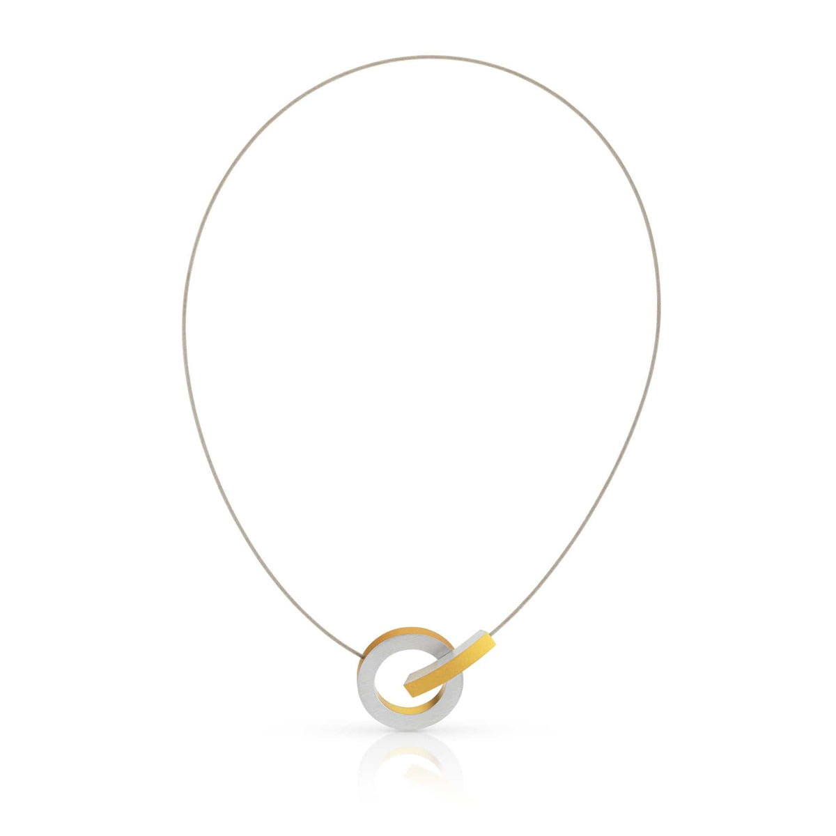 Collier argenté avec un pendentif circulaire et un arc doré.