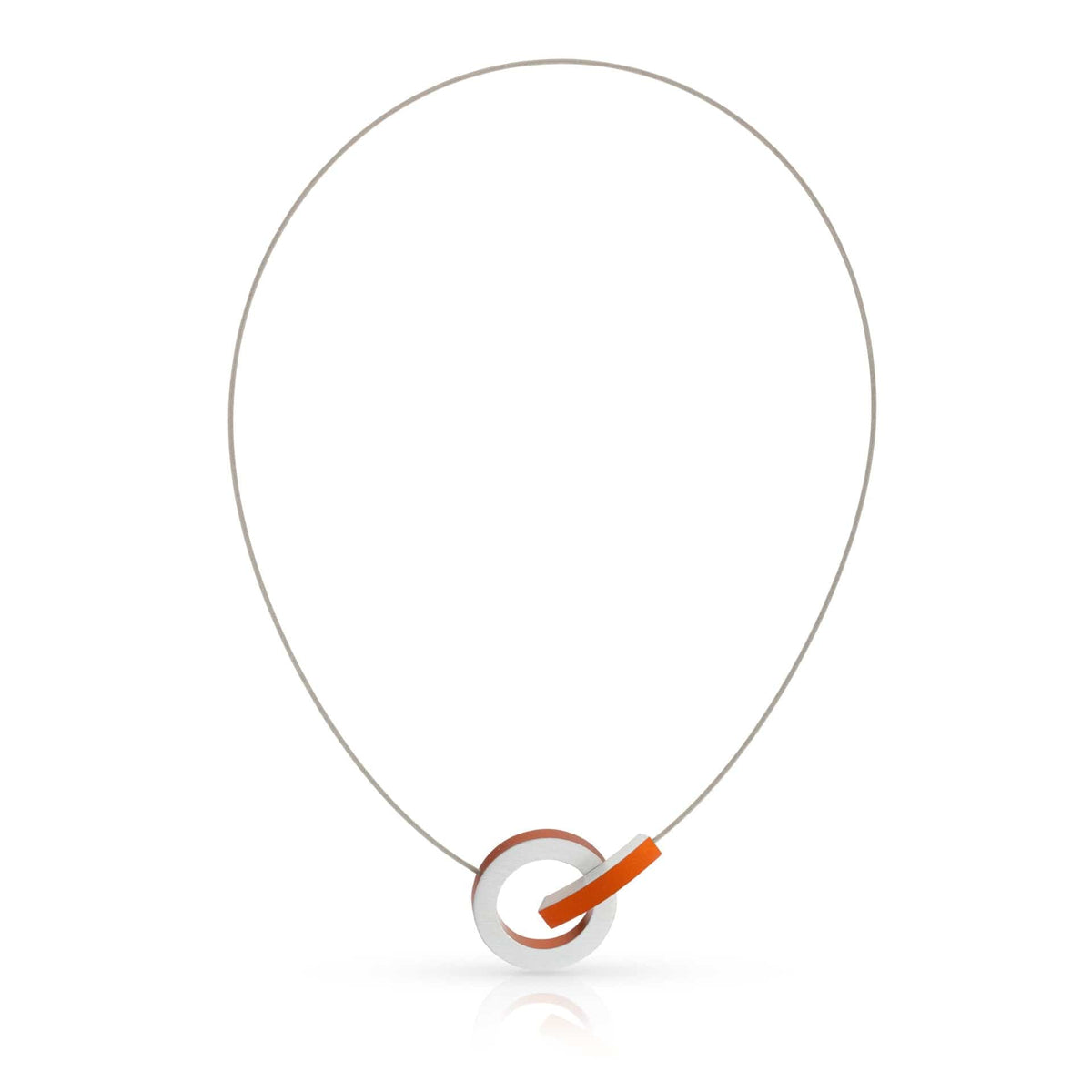 Collier en argent avec un pendentif en forme de cercle et un arc orange.