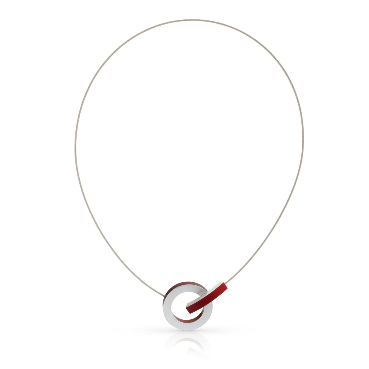 Collier en métal argenté avec un pendentif circulaire et un arc rouge.