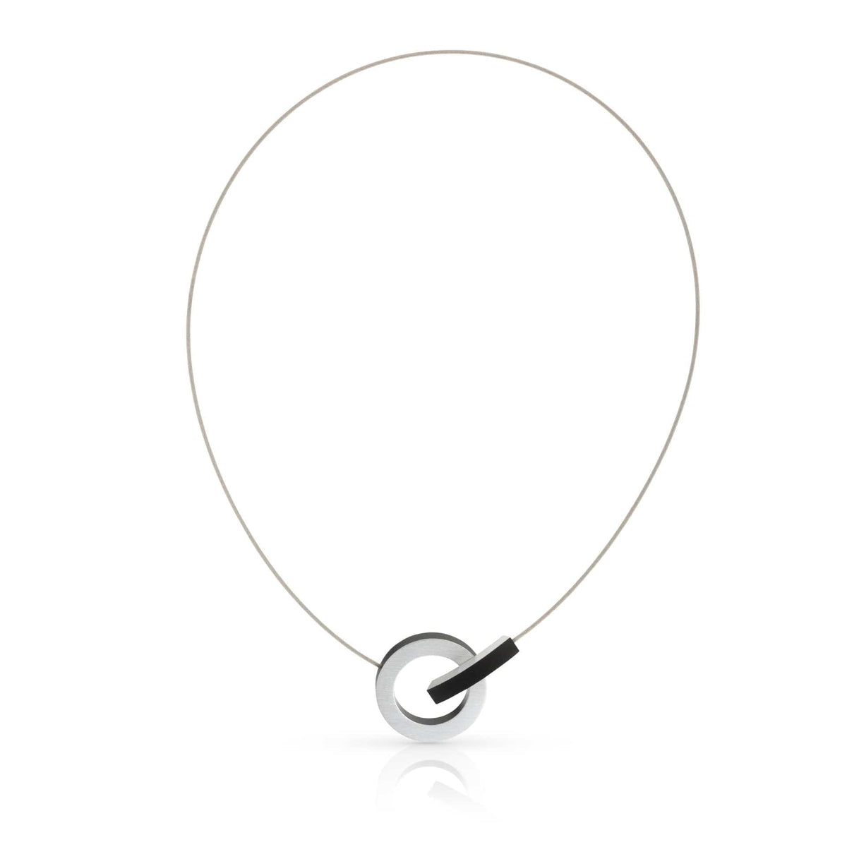 Collier argenté avec un pendentif circulaire et un arc noir.