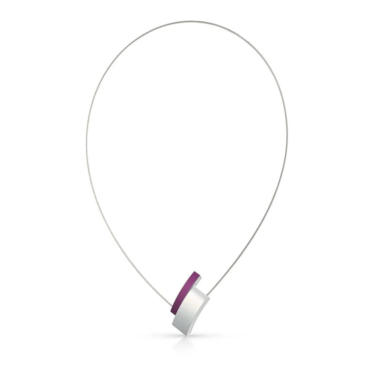 Collier en métal argenté avec un pendentif rond violet.