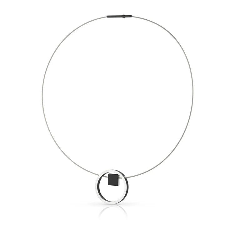 Collier en métal argenté avec une bague noire et un carré en pendentif.