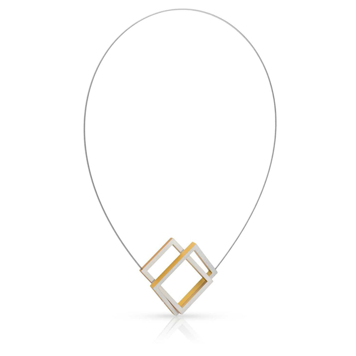 Collier en métal doré avec deux rectangles imbriqués, finition lisse et moderne.