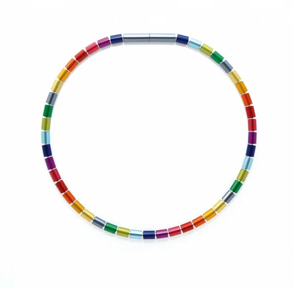 Collier coloré en tubes métalliques multicolores.
