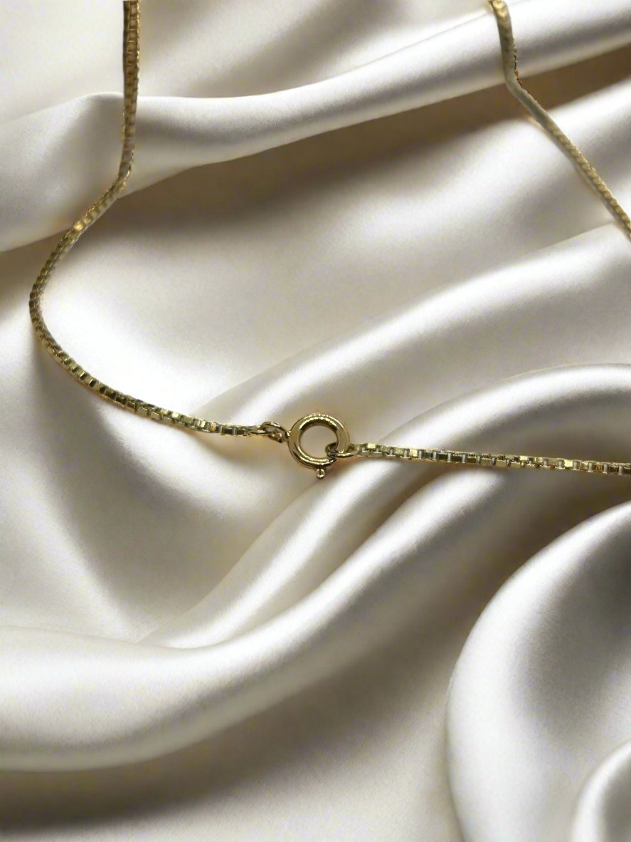 Collier en or vintage de 60 cm, en or 18K, avec un fermoir rond.