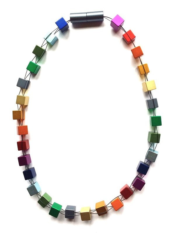 Collier en cubes colorées avec un fermoir magnétique en métal.