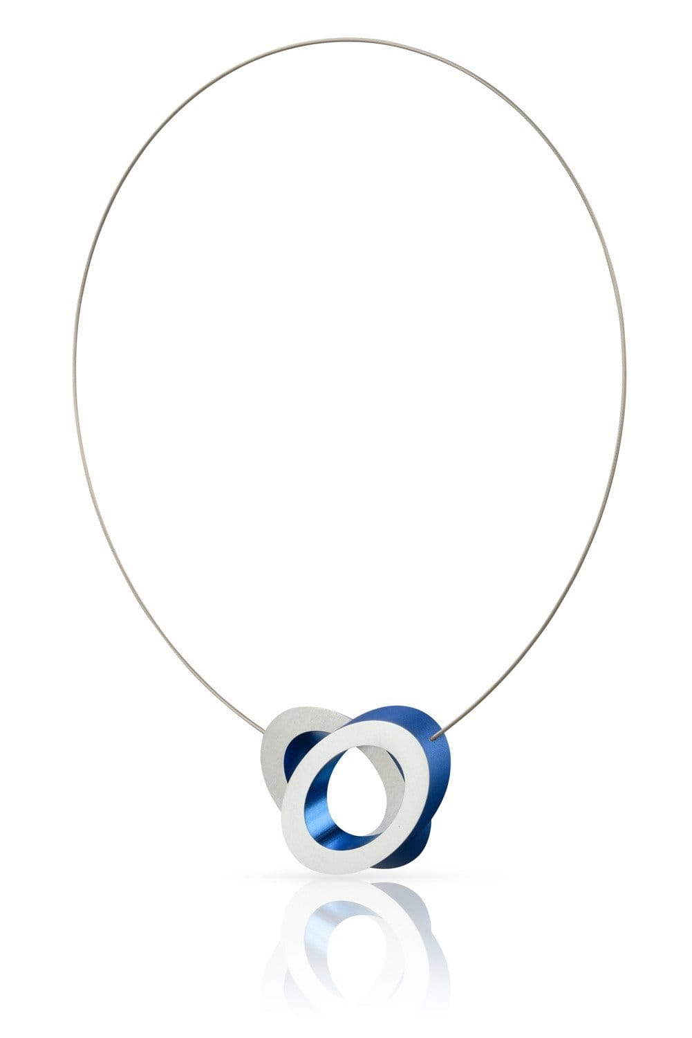 Collier en métal argenté avec des ovales superposés en bleu.
