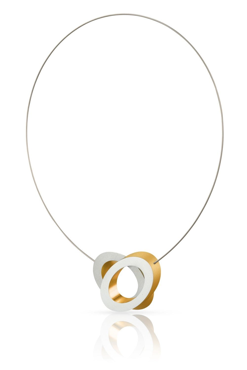 Collier en métal doré avec trois ovales entrelacés, dont un argenté.