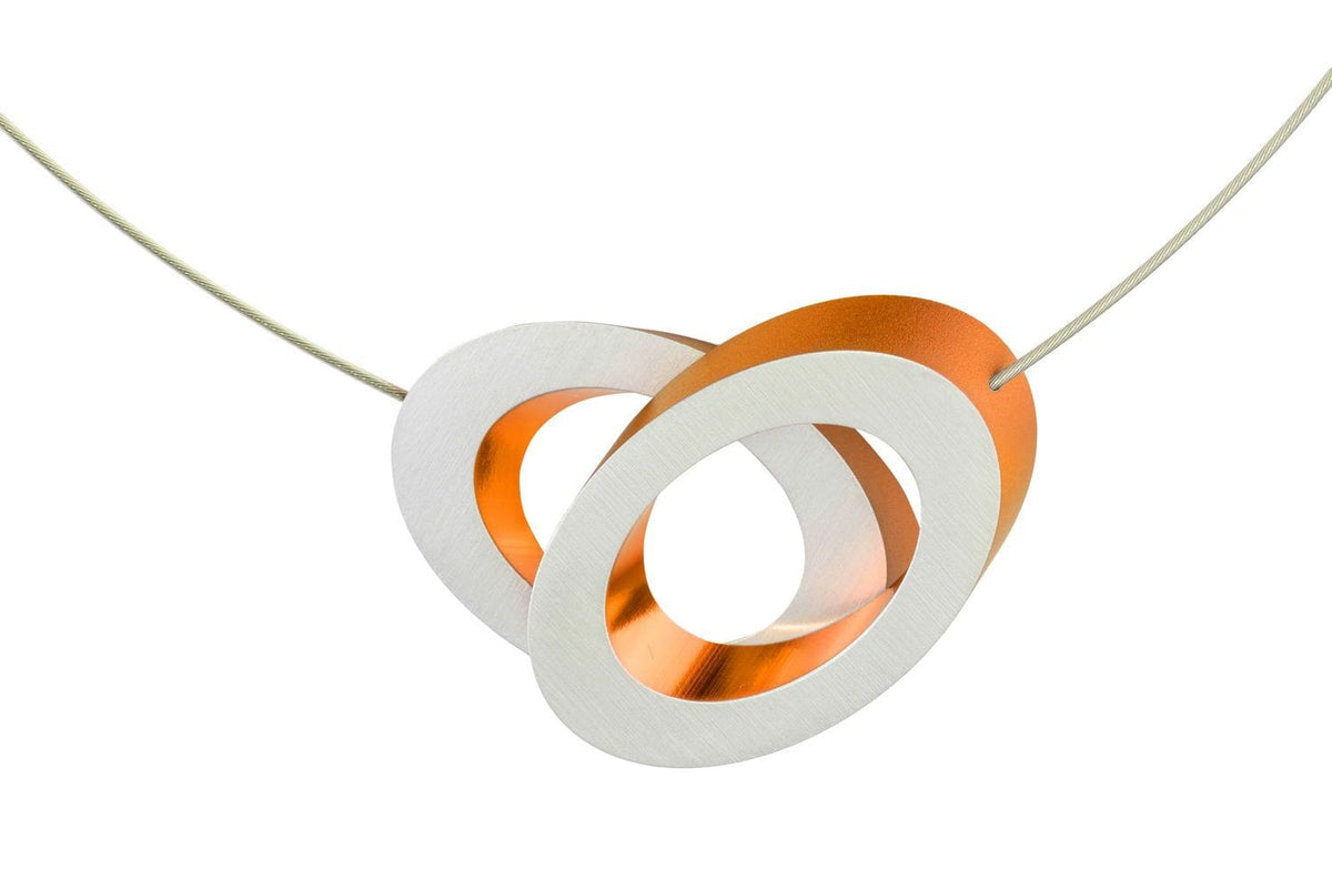 Collier avec des ovales superposés en orange et blanc, suspendu sur un cordon fin.