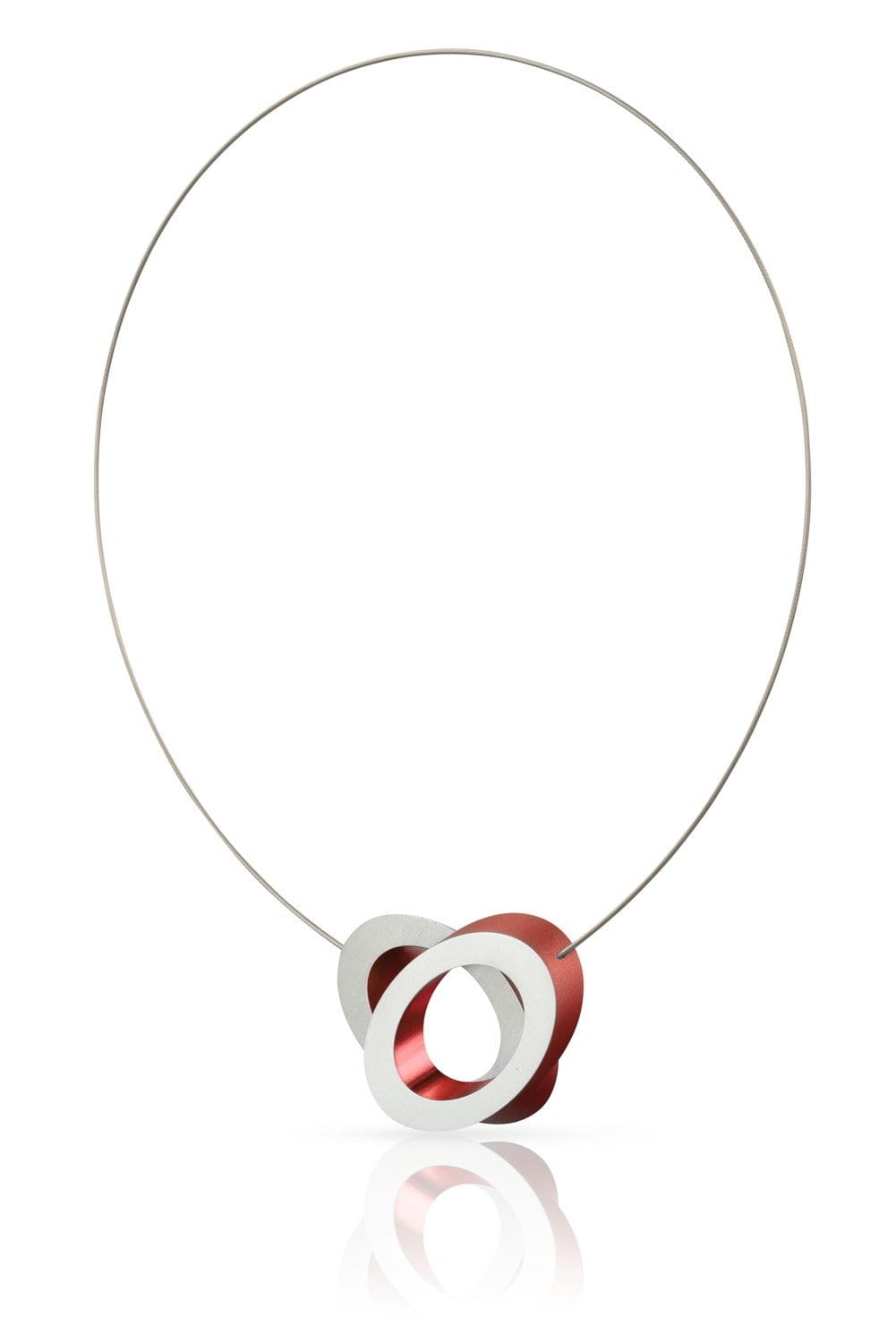 Collier en métal avec deux ovales entrelacés, l'un rouge et l'autre argenté.