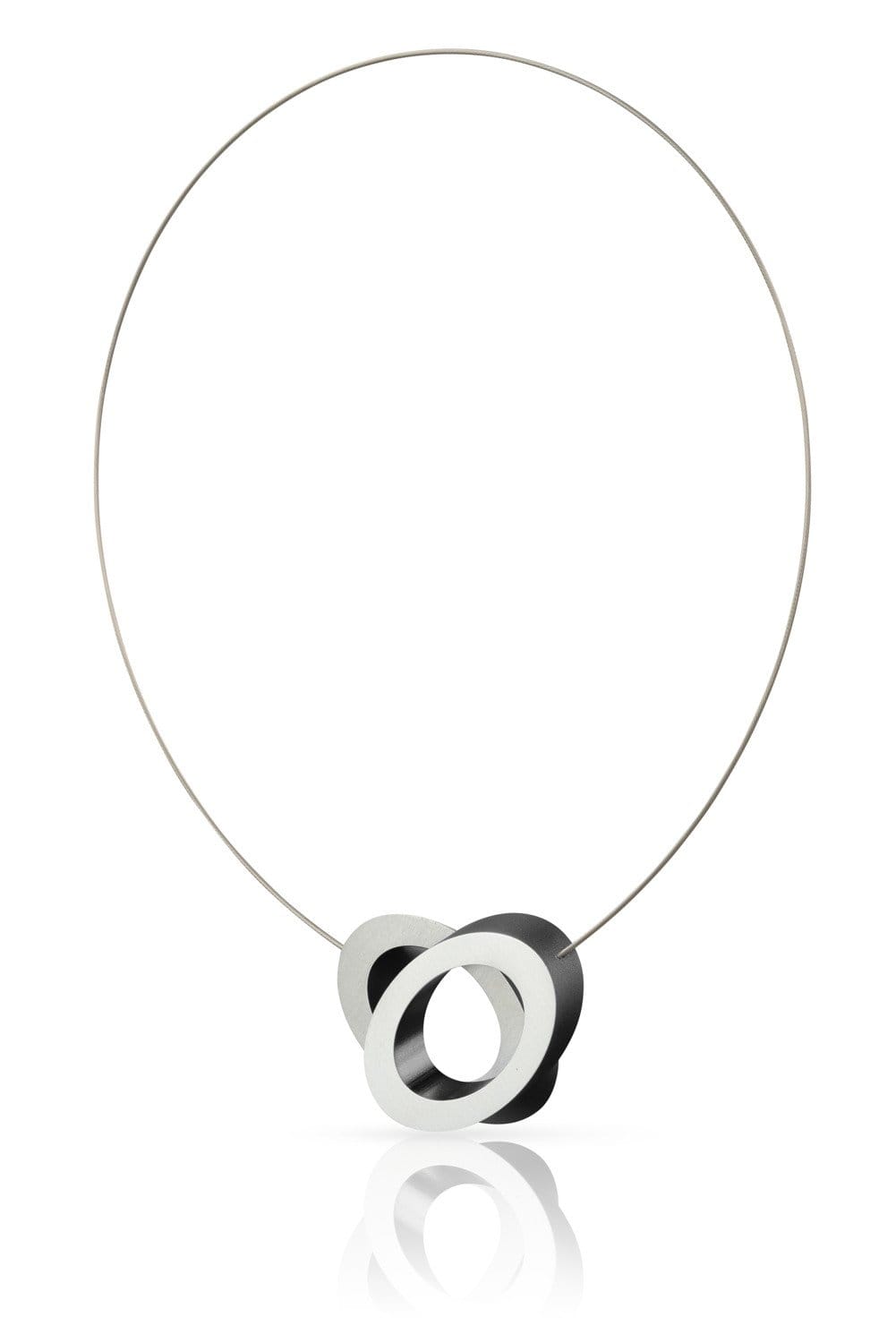 Collier en métal avec des ovales noirs et argentés superposés.
