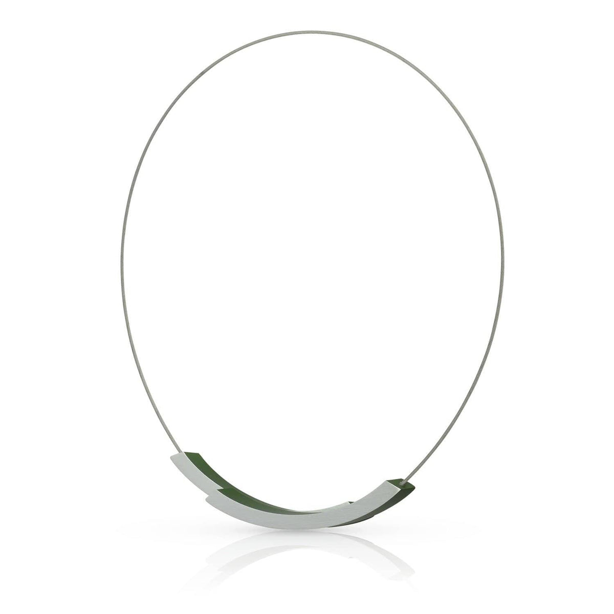 Collier en métal argenté avec un pendentif en forme de courbe verte.