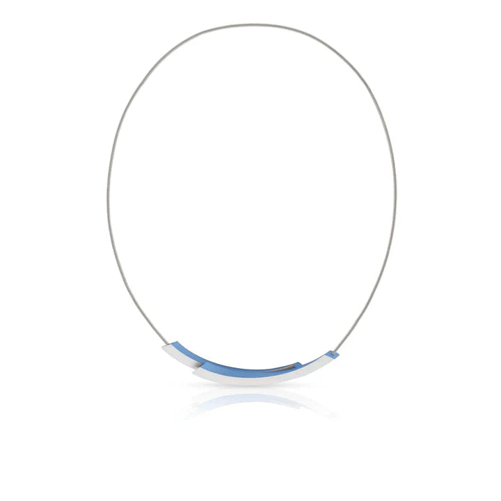 Collier en métal argenté avec un élément bleu en forme de courbe.