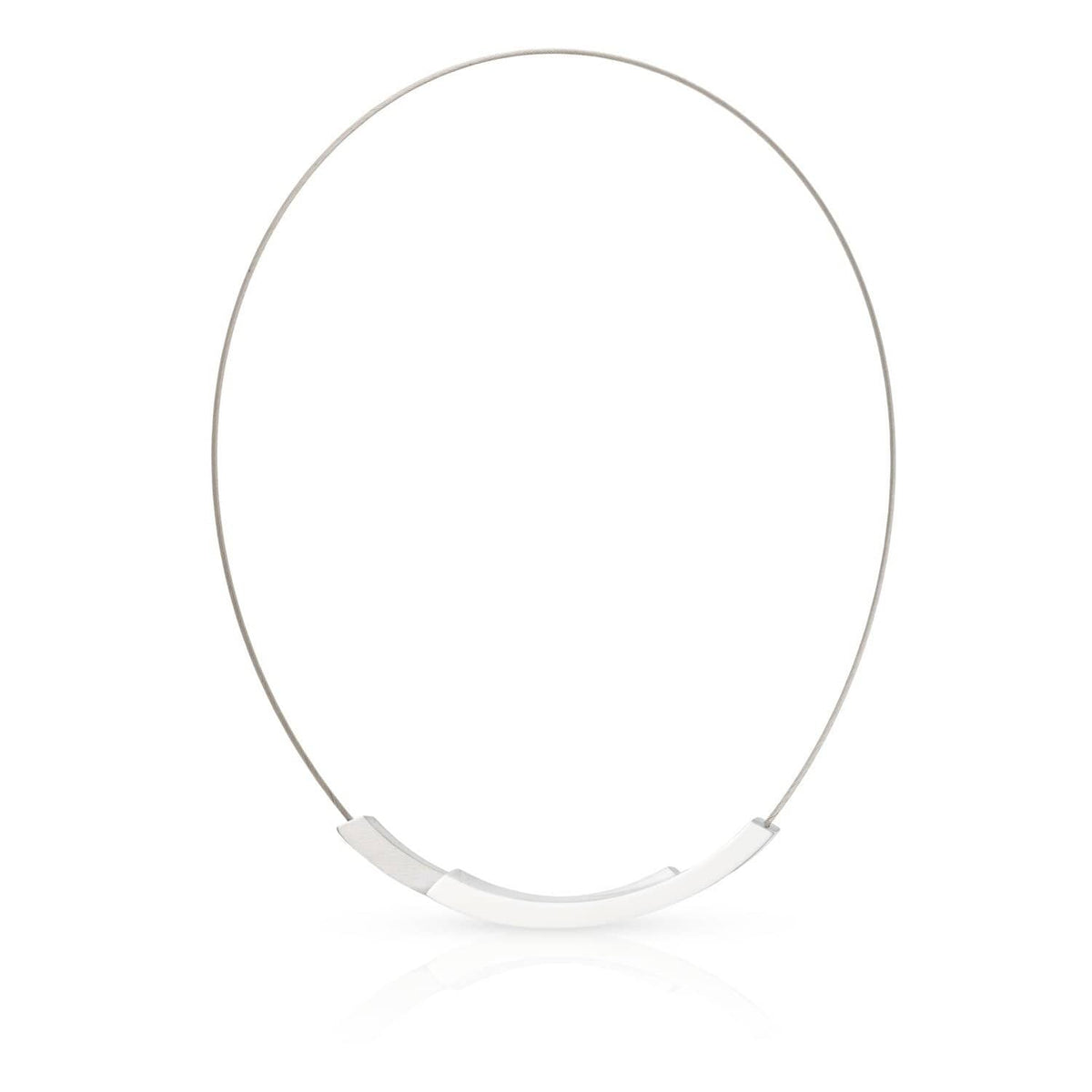Collier en acier inoxydable avec un élément courbé en argent.