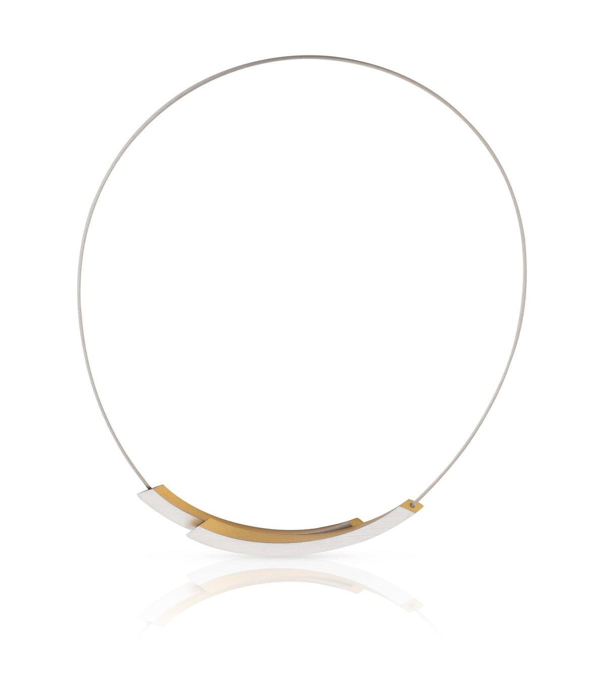Collier en métal doré avec des éléments courbés et une chaîne fine.