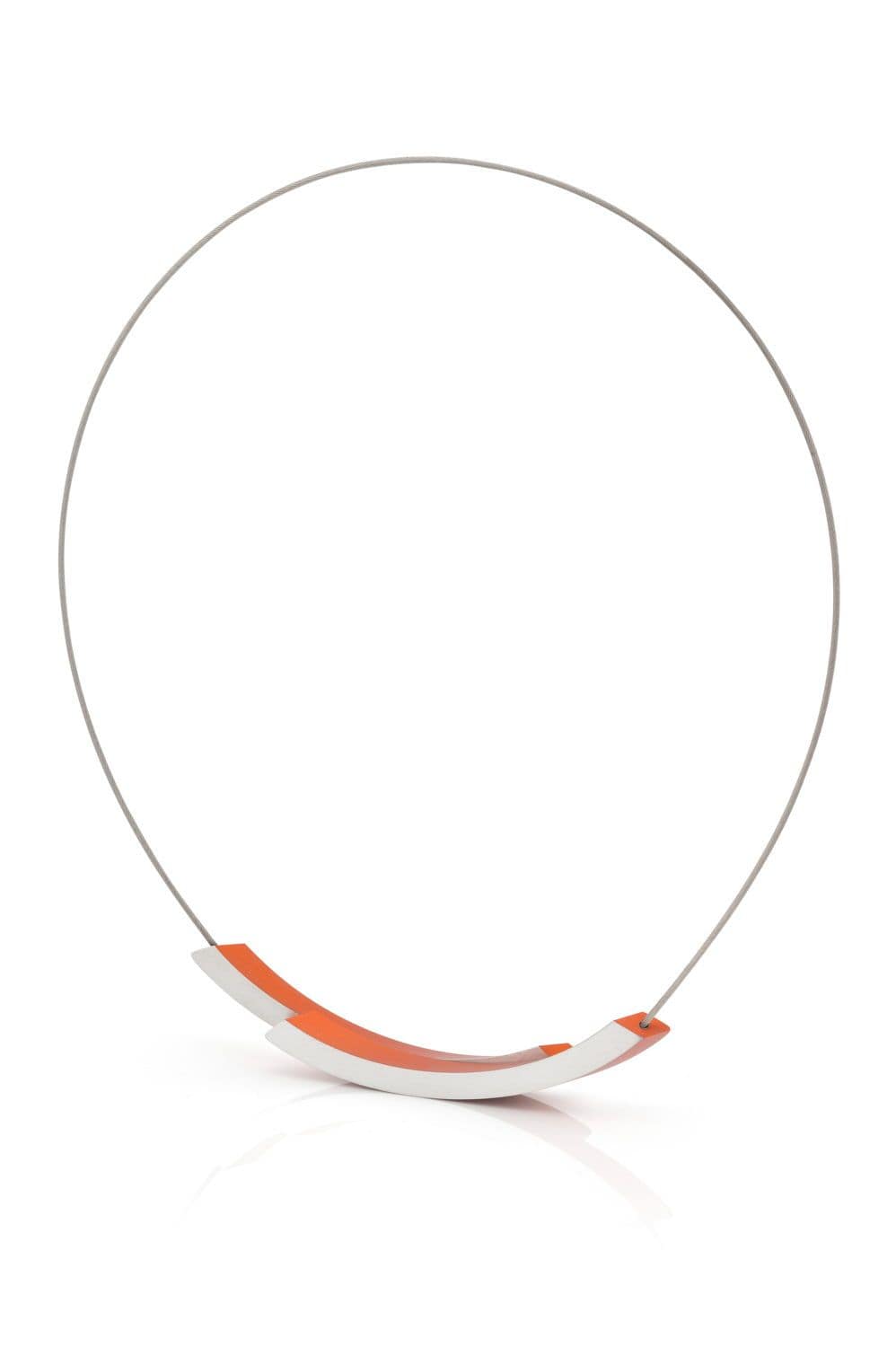 Collier en acier inoxydable avec un pendentif incurvé orange.