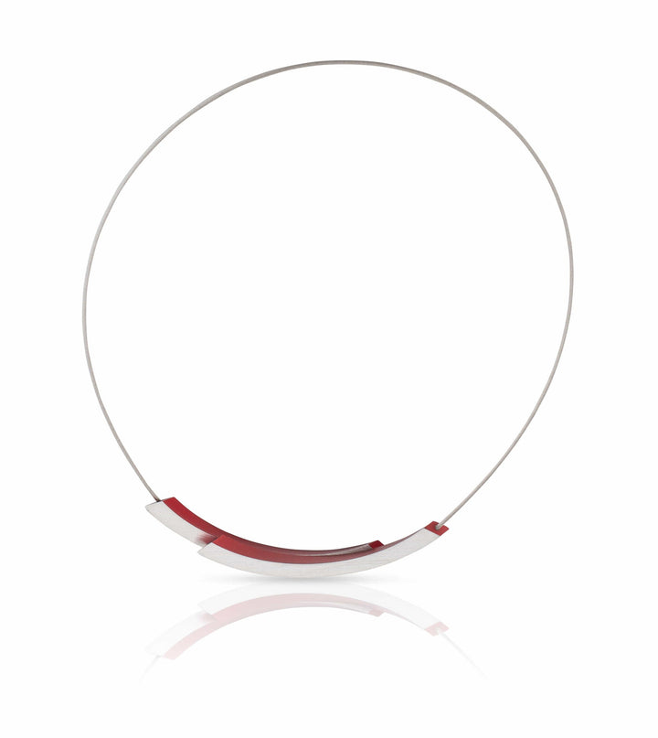 De Collier Bogen Rood C74R van CLIC Creations is een halsketting met magneetsluiting met een dunne zilveren draad en een abstracte rode en zilveren hanger. Het belichaamt een strak, eigentijds Dutch Design Sieraad voor een werkelijk unieke minimalistische stijl.