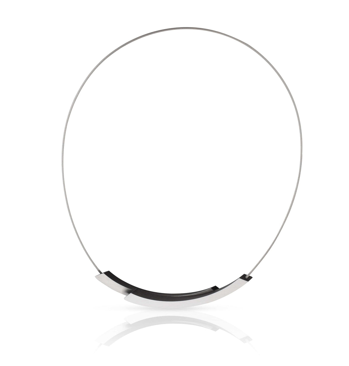 Collier en acier inoxydable avec un pendentif noir en forme de courbe.