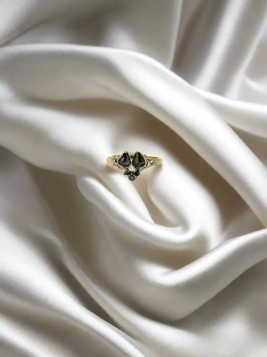 Bague vintage en or 14 carats avec diamant, décorée de motifs délicats.