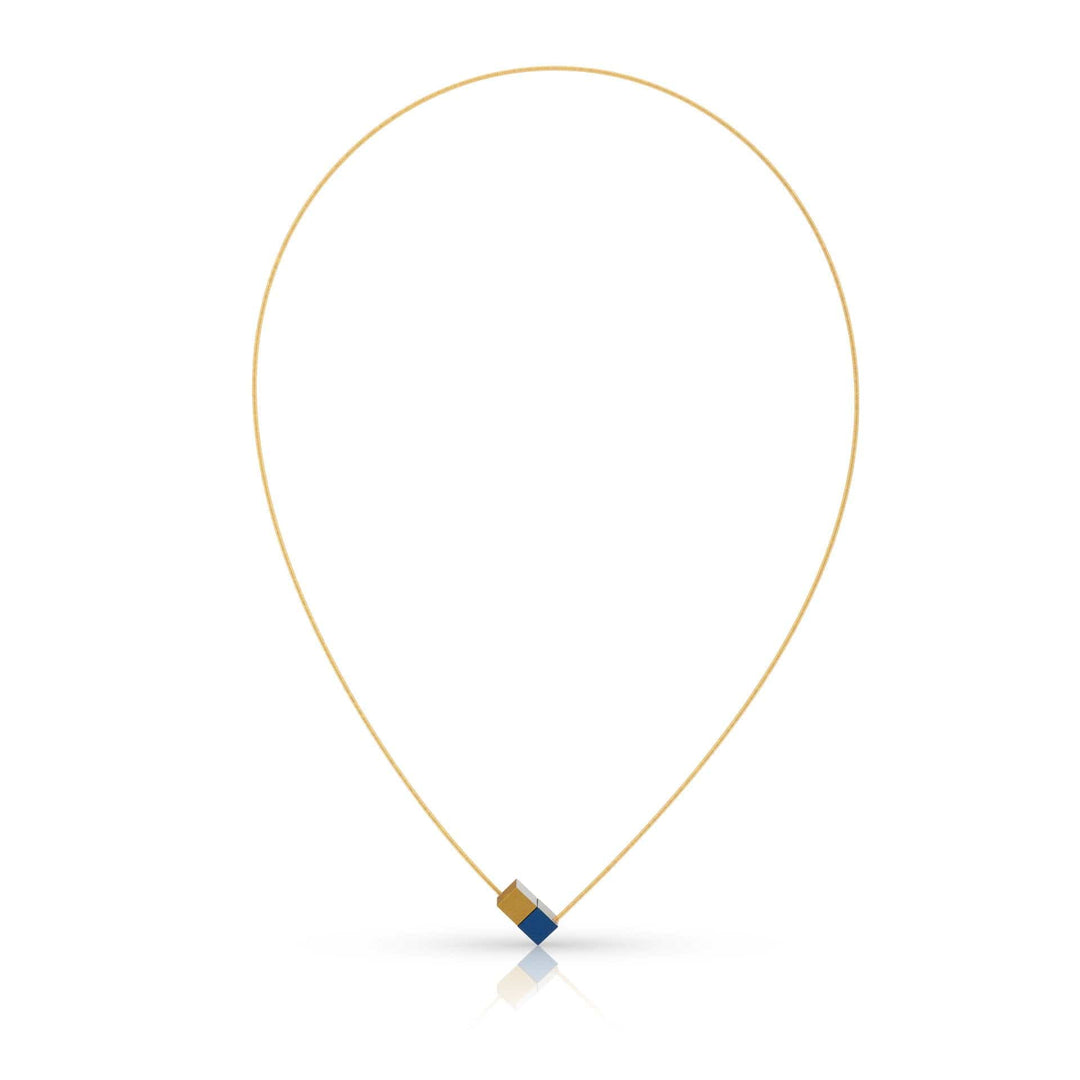 De Collier Twee kubusjes blauw goud met gouden draad CG205BG van CLIC Creations heeft een dunne gouden ketting en een kleine geometrische gouden en blauwe hanger, die moderne elegantie belichamen. Het is ontworpen met een magnetische sluiting voor eenvoudig dragen.