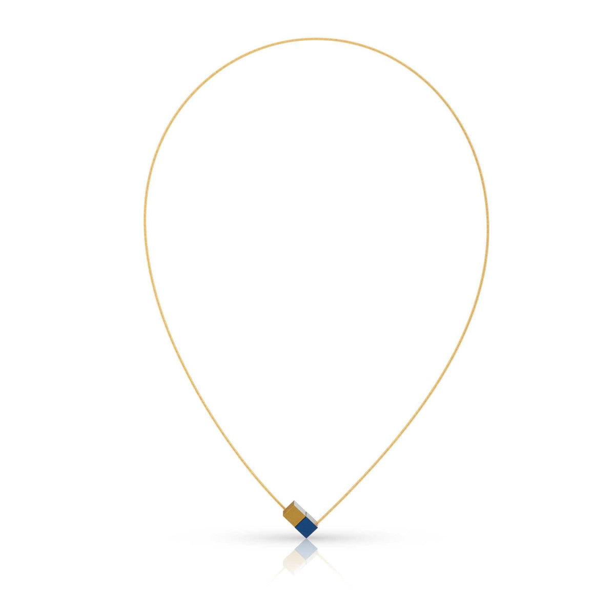 Collier en fil de métal doré avec deux cubes, l'un bleu et l'autre doré.