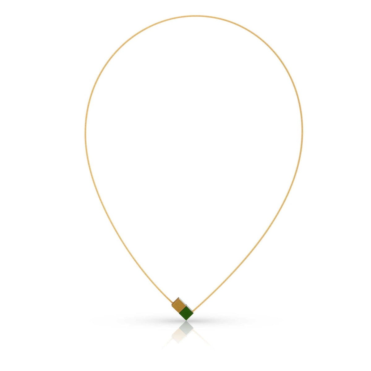 Collier en fil de métal doré avec deux cubes, l'un vert et l'autre doré.