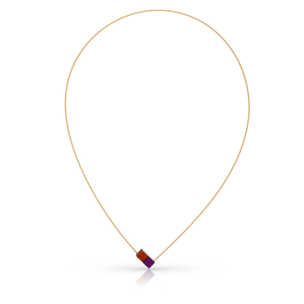 Collier en fil doré avec deux cubes orange et violet.