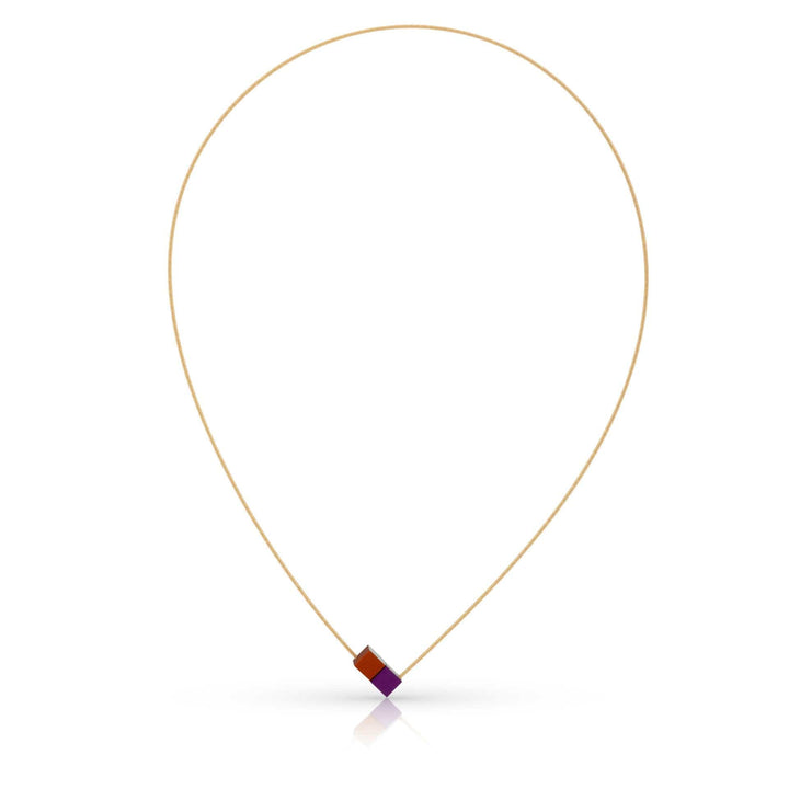 De Collier Twee kubusjes Oranje Paars met gouden draad CG205OP van CLIC Creations, tentoongesteld tegen een witte achtergrond, heeft een minimalistische gouden ketting met een rechthoekige hanger in rode en paarse tinten en een magnetische sluiting.